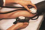 Detección de la hipertensión con un tensiómetro, ya que no presenta síntomas