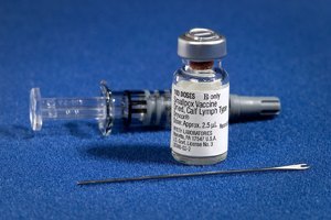 inyectadora y vial de vacuna