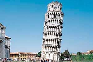 La célebre Torre inclinada de Pisa, en Italia