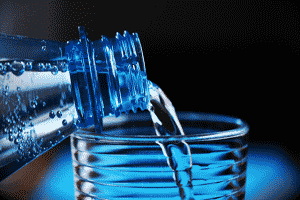 Beber la cantidad adecuada de agua es el remedio más simple para combatir la deshidratación